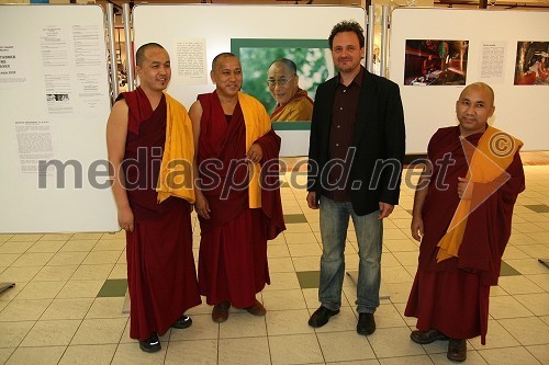 Dragan Potočnik, predsednik popotniškega društva Vagant in organizator prireditve in tibetanski menih