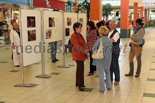 Obiskovalci fotografske razstave o Tibetu v Europarku