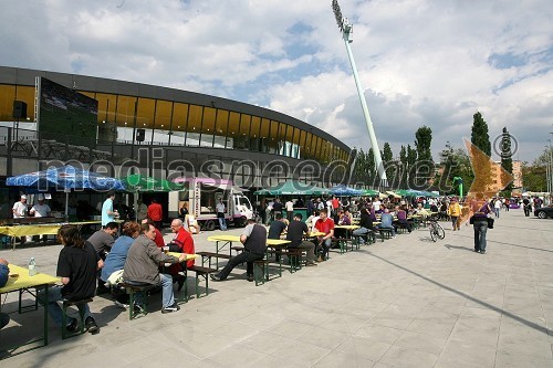 Pred stadionom Ljudski vrt