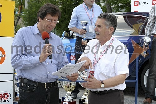 Janez Martinčič, moderator Vala 202 in povezovalec petkovega štarta 31. Rallyja Saturnus in Dagmar Šuster, nekdanji reli voznik in AŠ2005 opazovalec