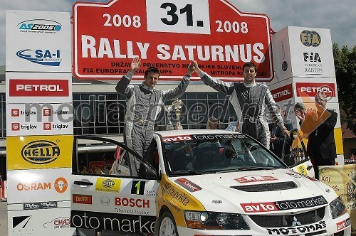 Peter Zorenč, sovoznik in Tomaž Kaučič, voznik relija, drugouvrčena na 31. Rallyju Saturnus in zmagovalca v slovenski razvrstitvi relija (Mitsubishi Lancer EVO IX)