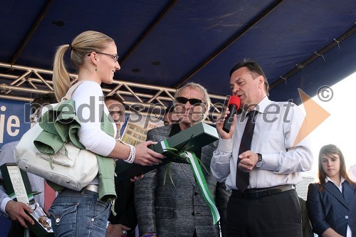 Nina Logar, dekle Aljaža Pegana, gimnastičarja, Tone Fornezzi Tof, voditelj prireditve in Zoran Janković, župan Ljubljane