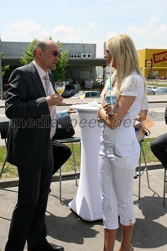 Dr. Draško Veselinovič, predsednik uprave Deželne banke Slovenije d.d. in Manca Špik, pevka