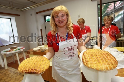 Renata Brunskole, županja občine Metlika z belokranjskima pogačama