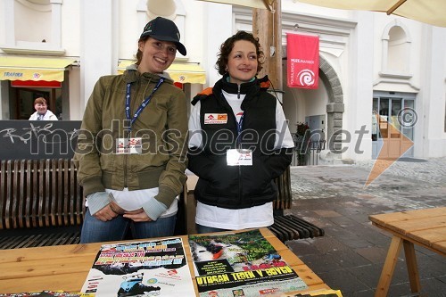 Tina Gorečan in Alenka Perko, hostesi UŠZM
