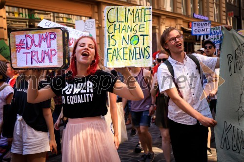 Politični vrh pospremili protestniki