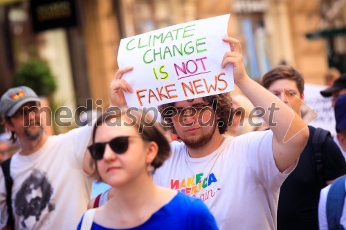 Politični vrh pospremili protestniki