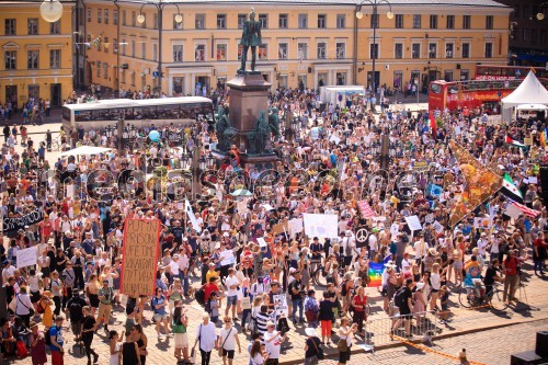 Politični vrh pospremili protestniki