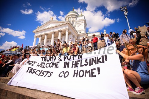 Politični vrh pospremili protestniki