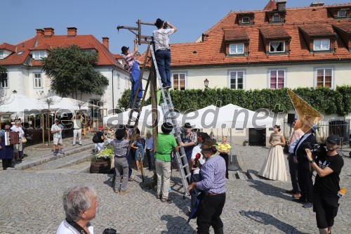 Postavljanje klopotca pred Hišo Stare trte