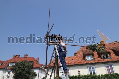 Postavljanje klopotca pred Hišo Stare trte