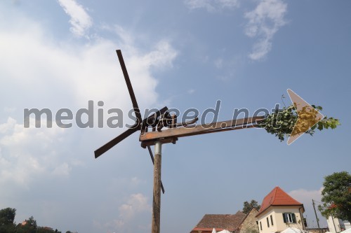 Postavljanje klopotca pred Hišo Stare trte