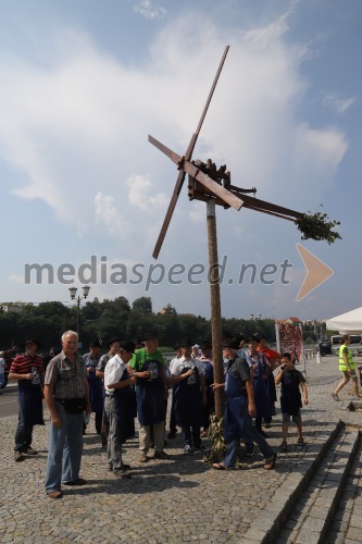 Postavljanje klopotca pred Hišo Stare trte