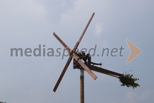 Postavljanje klopotca pred Hišo Stare trte