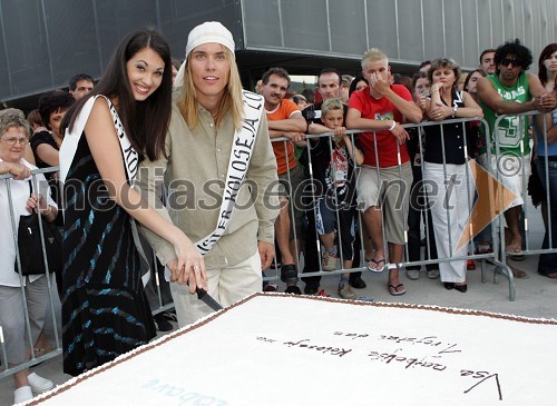 Miss in mister Koloseja 2005: Grega Likar iz Nove Gorice in Nives Brauner iz Maribora pri rezanju torte
