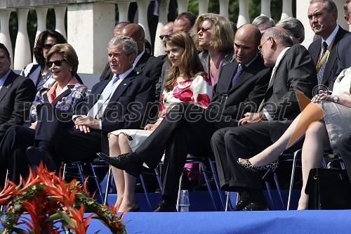 George W. Bush, predsednik ZDA ter njegova soproga Laura Bush in Janez Janša, predsednik Vlade RS in predsednik Evropskega sveta ter njegova zaročenka Urška Bačovnik