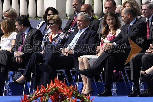 George W. Bush, predsednik ZDA ter njegova soproga Laura Bush in  Janez Janša, predsednik Vlade RS in predsednik Evropskega sveta ter njegova zaročenka Urška Bačovnik