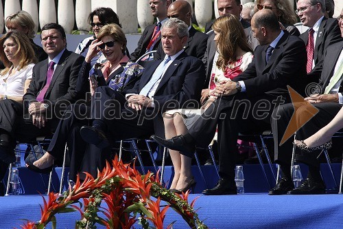 Jose Manuel Barroso, predsednik Evropske komisije ter njegova soproga Margarida Sousa Uva Barroso, George W. Bush, predsednik ZDA ter njegova soproga Laura Bush in Janez Janša, predsednik Vlade RS in predsednik Evropskega sveta ter njegova zaročenka Urška Bačovnik