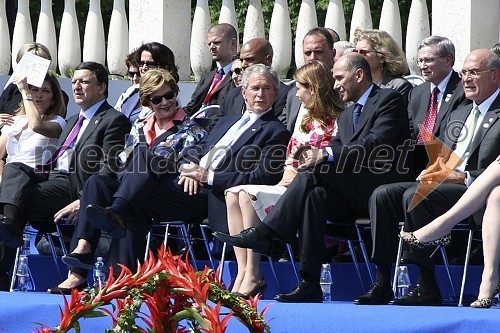 Jose Manuel Barroso, predsednik Evropske komisije ter njegova soproga Margarida Sousa Uva Barroso, George W. Bush, predsednik ZDA ter njegova soproga Laura Bush in Janez Janša, predsednik Vlade RS in predsednik Evropskega sveta ter njegova zaročenka Urška Bačovnik