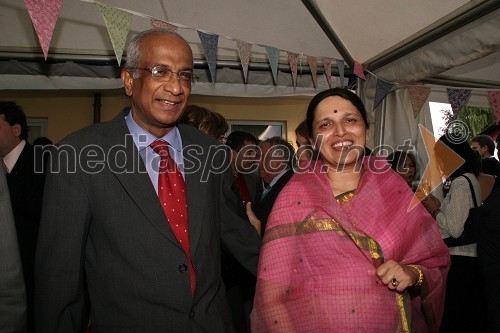 Dr. Villur Sundararajan Seshadri, veleposlanik Indije z ženo