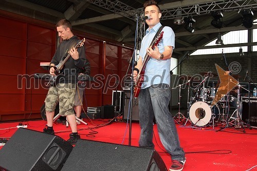 Jan Prosen, kitarist spremljevalnega banda Omarja Kareema Naberja in Omar Kareem Naber, pevec
