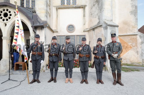 Častna straža Zgodovinskega društva 17. pehotnega polka kranjskih Janezov v uniformah izpred 100 let