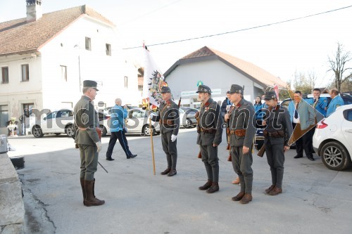 Častna straža Zgodovinskega društva 17. pehotnega polka kranjskih Janezov v uniformah izpred 100 let