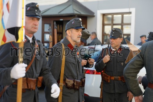 Častna straža Zgodovinskega društva 17. pehotnega polka kranjskih Janezov v uniformah izpred 100 let