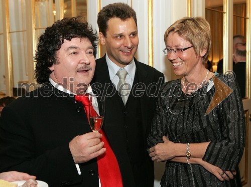 Janez Lotrič in njegova žena Lidija (desno) ter Danilo Rošker, direktor SNG Maribor (na sredini)
