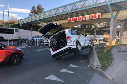 Prometna nesreča na Titovi cesti v Mariboru
