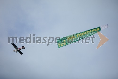 Piper PA-18 super cub S5 - DBV, Letalski center Maribor, vleka transparenta