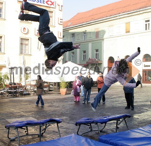 Akrobatska skupina Žabe v Mariboru