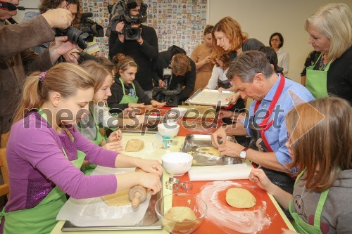 Tradicionalna peka piškotov predsednika Boruta Pahorja na predbožični večer