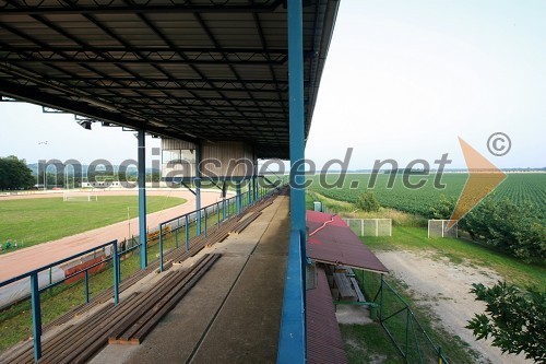 Moto park Lendava, pogled iz tribune na Speedway stadion Petišovci in desno na polja, kjer bo potekala moto proga Moto parka Petrolija Lendava