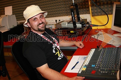 Dejan Vedlin, moderator Radia City in član ekipe Reporter Milan  	