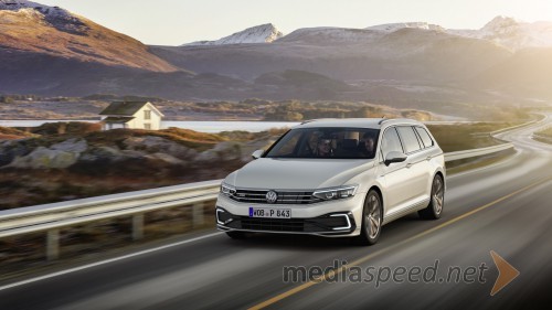 Novi Passat bo kot prvi Volkswagen vozil delno avtomatizirano s potovalno hitrostjo