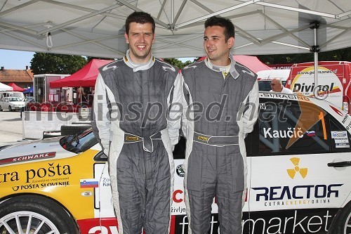 Tomaž Kaučič, voznik in zmagovalec rallyja ter Peter Zorenč, sovoznik in zmagovalec rallyja (Mitsubishi Lancer EVO IX)