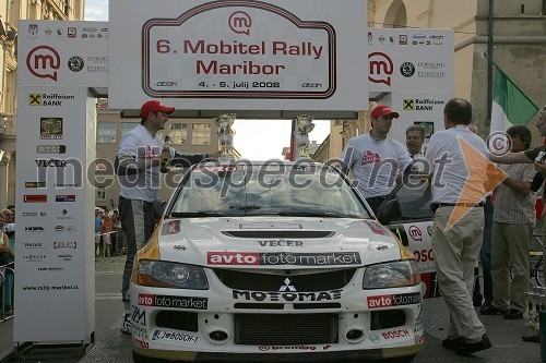 Peter Zorenč, sovoznik in zmagovalec rallyja ter Tomaž Kaučič, voznik in zmagovalec rallyja (slo) ob vozilu Mitsubishi Lancer EVO IX