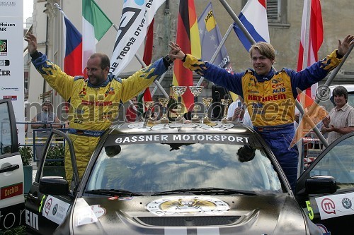 Ronald Bauer, sovoznik in tretjeuvrščeni na rallyu ter Hermann Gassner Jr., voznik rallyja in tretjeuvrščeni na rallyu (d) ob vozilu Mistubishi Lancer EVO XI