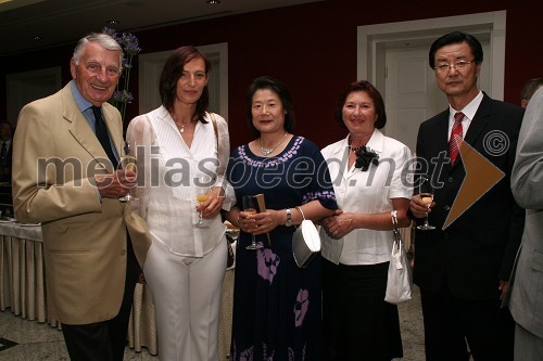 Demeter Bitenc s spremljevalko Majdo, soproga kitajskega veleposlanika ZHI Zhaolina, ... in ZHI Zhaolin, kitajski veleposlanik