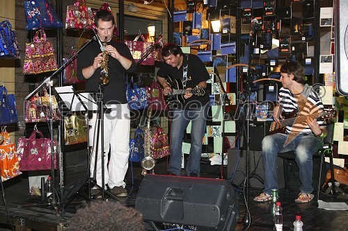 Jazz skupina Cafe au Latin med nastopom pred Galerijo Škuc