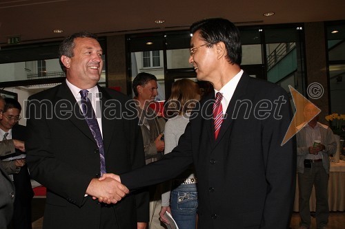 Jure Prosen, predsednik Plavalne zveze Slovenije in ZHI Zhaolin, kitajski veleposlanik