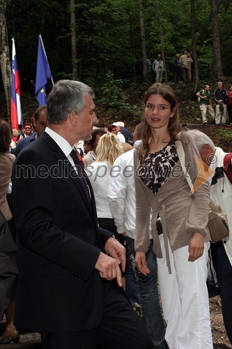 Dušan Snoj, nekdanji slovenski veleposlanik v Rusiji in pooblaščenec predsednika republike Slovenije in častnega pokrovitelja proslave Danila Türka in Urška Bačovnik, zdravnica ter zaročenka Janeza Janše, predsednika Vlade Republike Slovenije