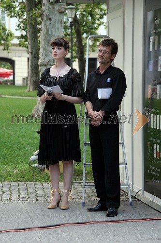 Tjaša Koprivec, voditeljica večera in Rok Zavrtanik, direktor založbe Sanje in direktor Festivala Sanje