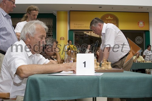 Milan Kneževič, predsednik šahovske zveze Slovenije in Anatoly Karpov, svetovni šahovski prvak
