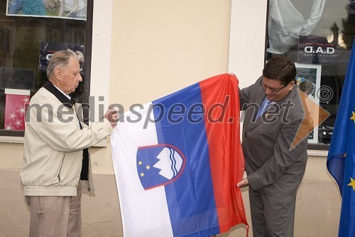 Božo Mlinar in Franc Jurša, župan občine Ljutomer ob odkritju spominske plošče ob 50. letnici prve samopostrežne trgovine v Sloveniji