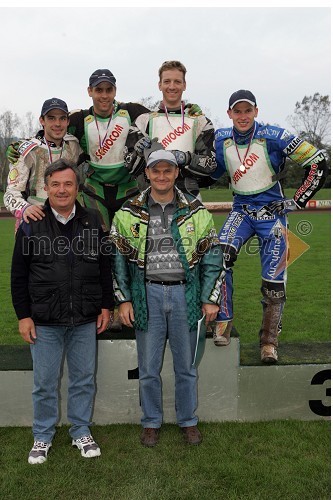 Spodnja vrsta: Janez Tomažič, predsednik speedway sekcije pri klubu AMTK Ljubljana in ...
Zgornja vrsta: Jernej Kolenko, Maks Gregorič, Aleš Kraljič in Matej Žagar, vsi AMTK Ljubljana