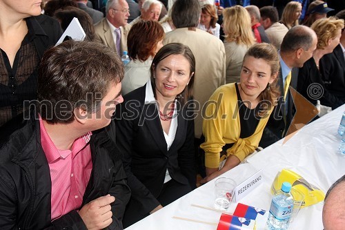 Dr. Milan Zver, minister za šolstvo in šport s spremljevalko Andrejo Valič in Urška Bačovnik, zaročenka Janeza Janše