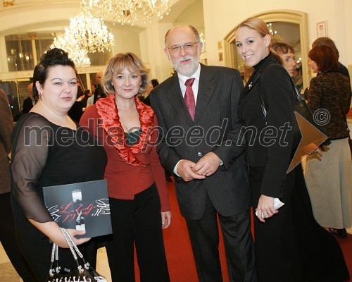 Družina Baš: Mojca, mama Ida, oče Igor in Polona Baš, Miss Universe 2003