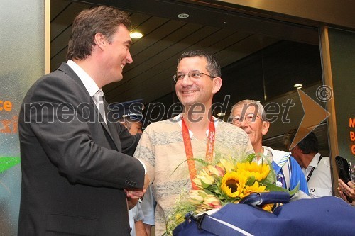 dr. Milan Zver, minister za šolstvo in šport in Rajmond Debevec, dobitnik bronaste olimpijske medalje v streljanju z malokalibrsko puško